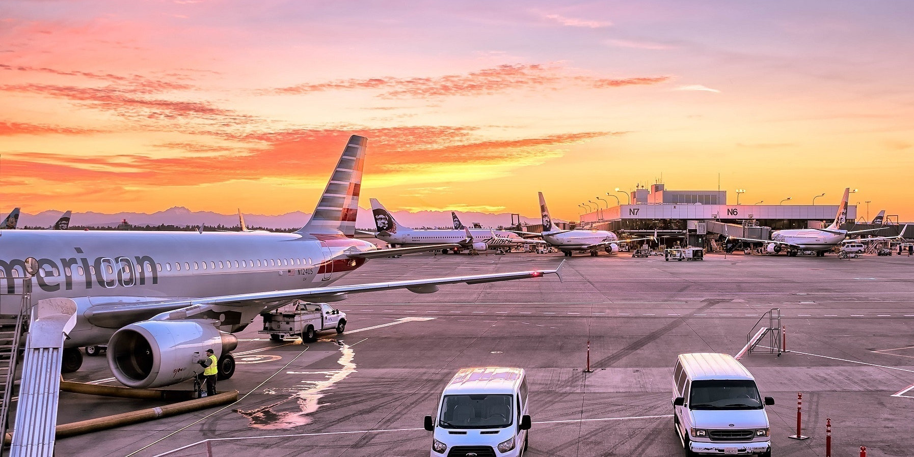 Home airport. Техника выезжает из самолета. Southwest Florida International Airport. Авиатур. Авиа тур.